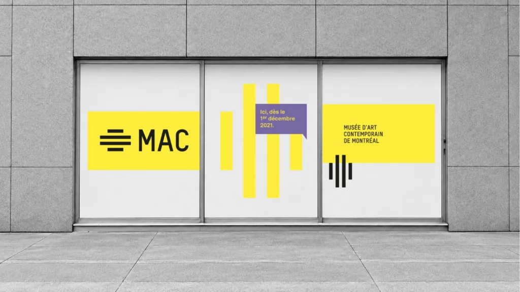 Vitrine du MAC à Place Ville Marie, avec bandeaux jaunes