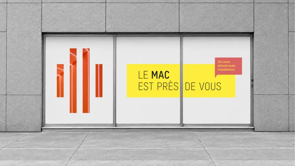 Vitrine « Le MAC est près de vous » avec barres orange