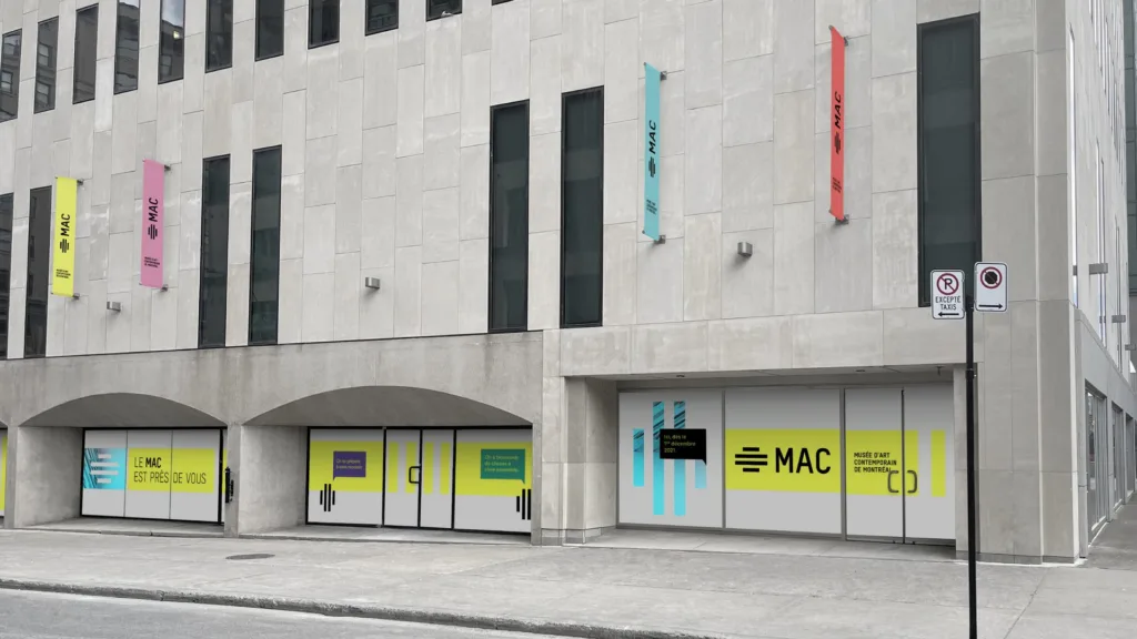 Façade de Place Ville Marie avec les vitrines colorées du MAC