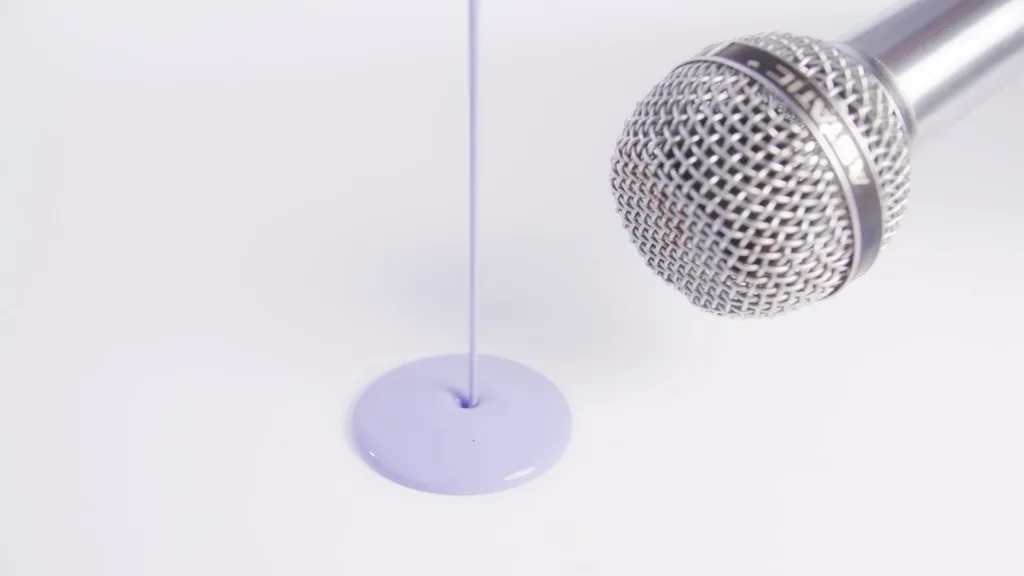 Micro d'où coule une peinture violette, pour l'exposition Nelson Henricks