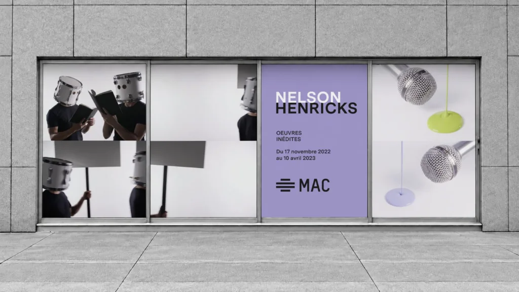 Vitrine de l'exposition Nelson Henricks, en violet