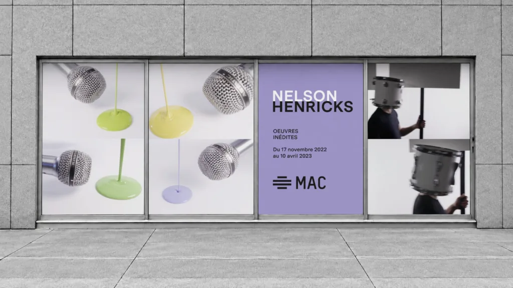 Vitrine Nelson Henricks avec micros et personnages