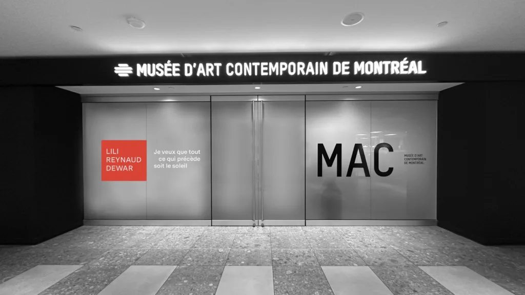 Entrée du Musée d'art contemporain de Montréal avec grand logo MAC