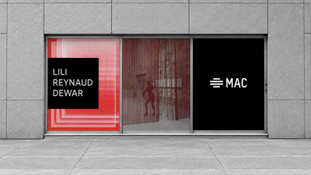 Vitrine de l'exposition Lili Reynaud Dewar, rouge et noir