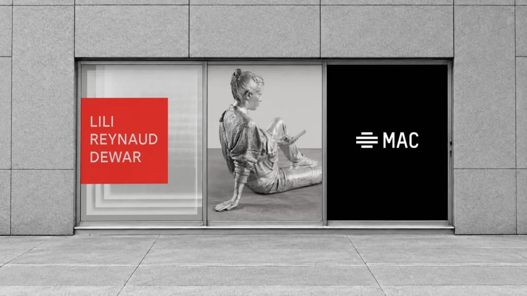 Vitrine Lili Reynaud Dewar avec photo d'une danseuse