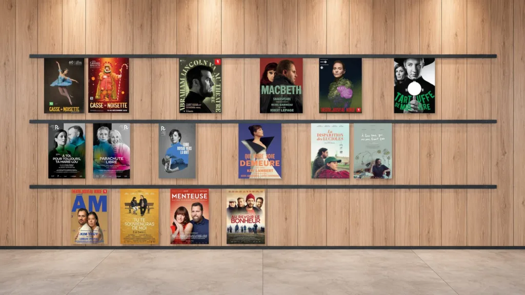 Présentoir de programmes culturels sur un mur de bois