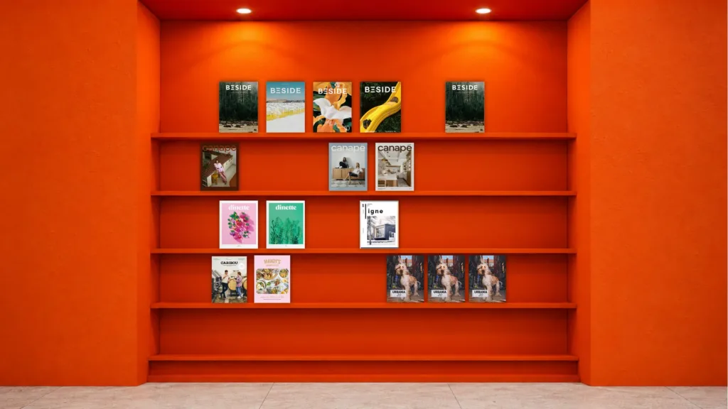 Présentoir orange de publications culturelles