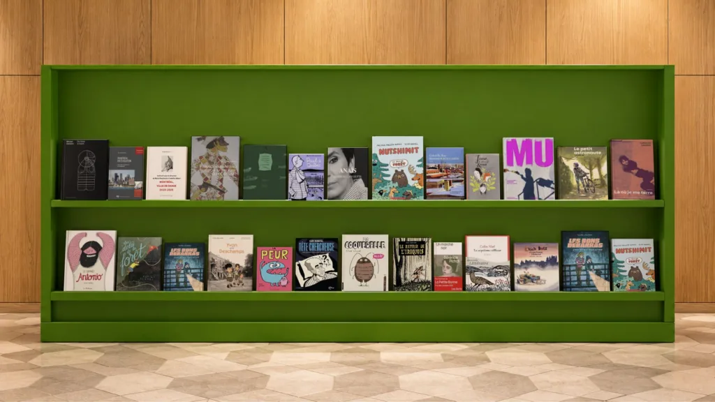 Présentoir vert de revues et de publications