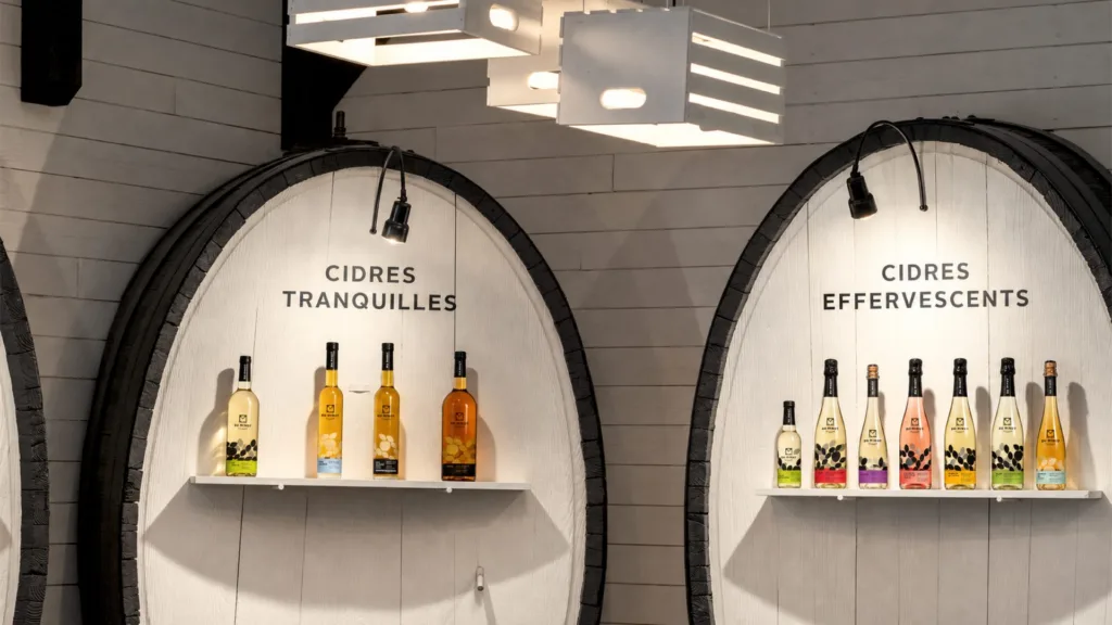 Niches arrondies présentant les cidres tranquilles et les cidres effervescents