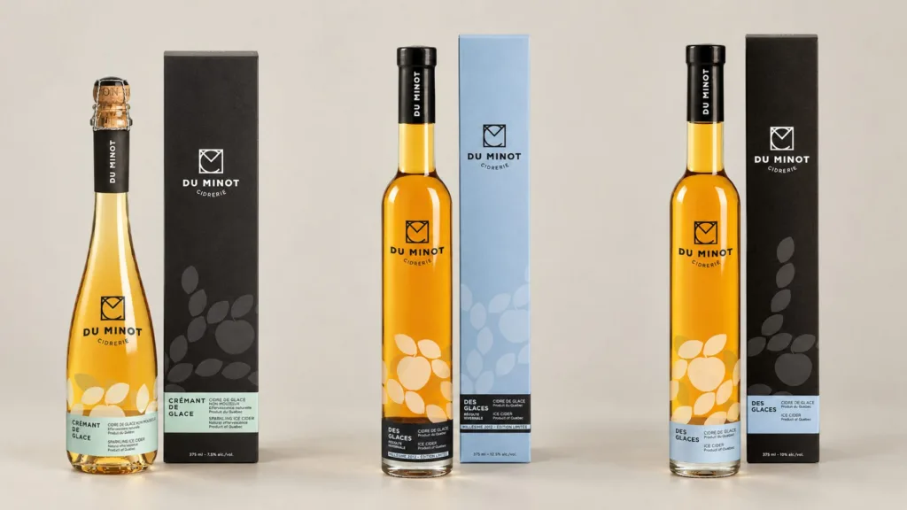 Bouteilles de cidre de glace et leurs étuis