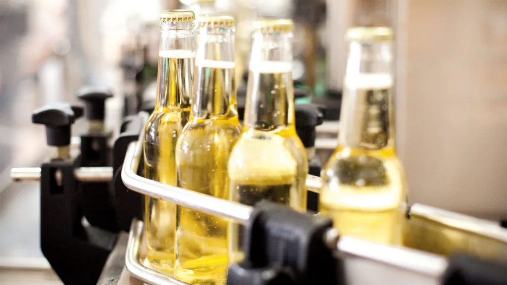 Bouteilles de cidre sur la chaîne d'embouteillage
