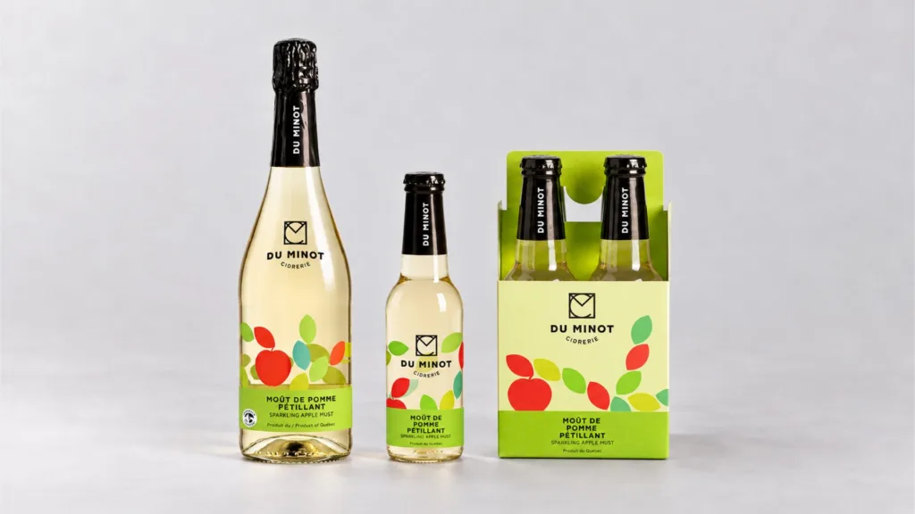 Bouteilles et emballage au motif de pommes rouges et vertes