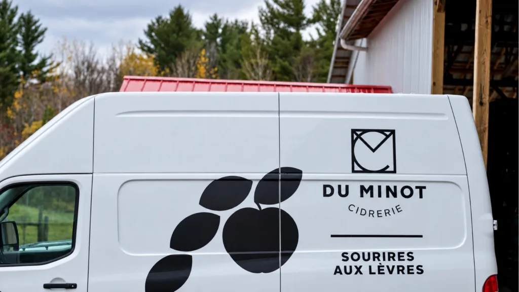 Camionnette blanche aux couleurs de la Cidrerie du Minot