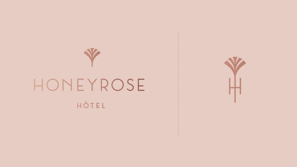 Logo et monogramme de l'Hôtel HoneyRose sur fond rose