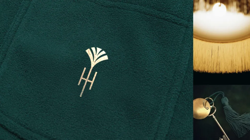 Monogramme doré brodé sur du velours vert, et luminaire à franges