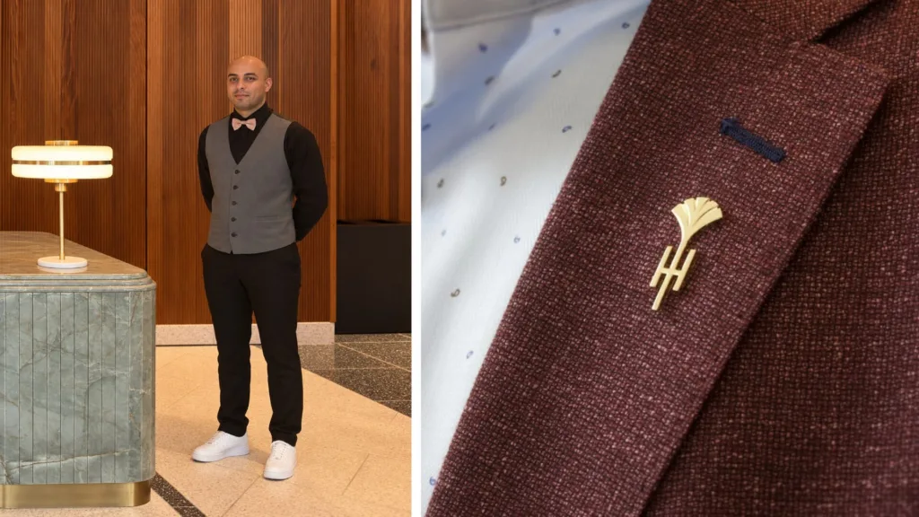 Employé en gilet à la réception, et épinglette dorée sur un veston