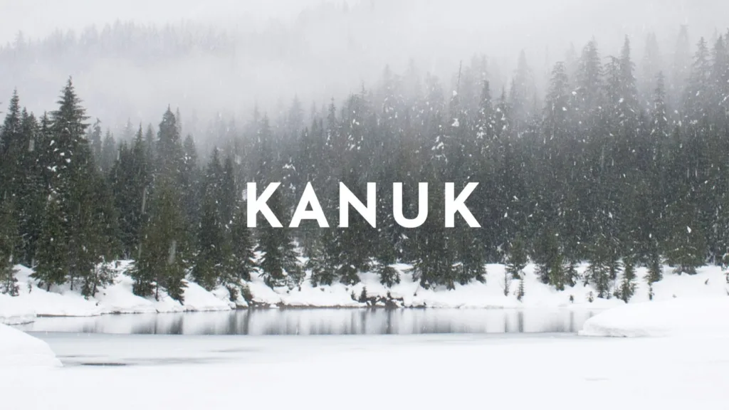 Logo KANUK sur un paysage de forêt enneigée