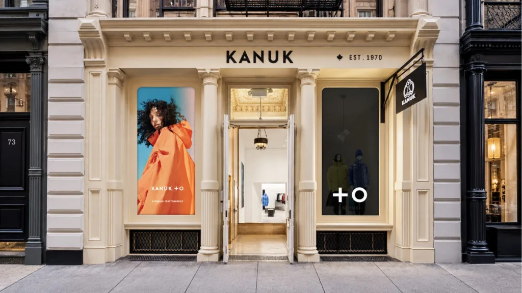 Vitrine de la boutique KANUK + O avec affiche orange