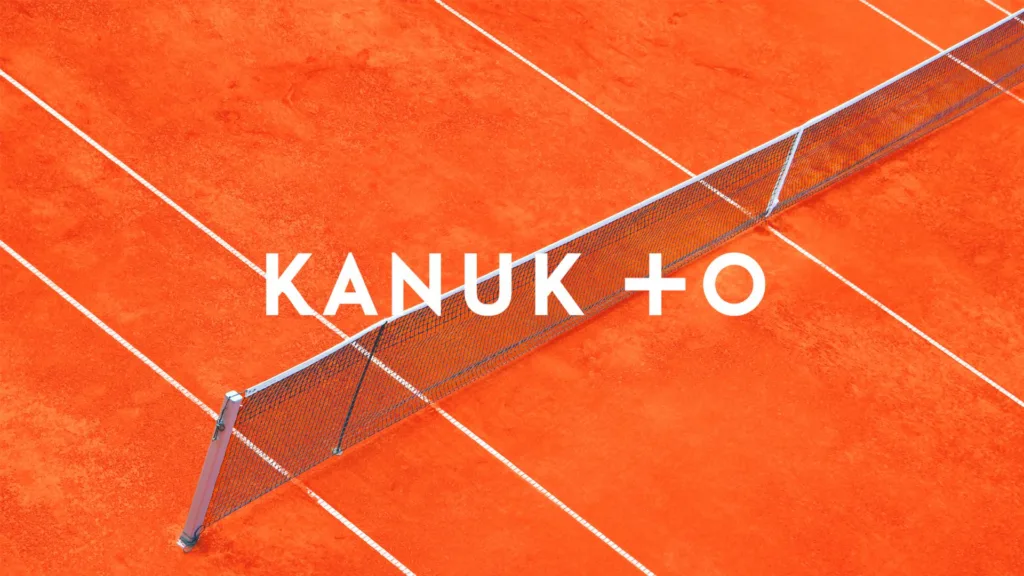 Logo KANUK + O sur un terrain de sport orange