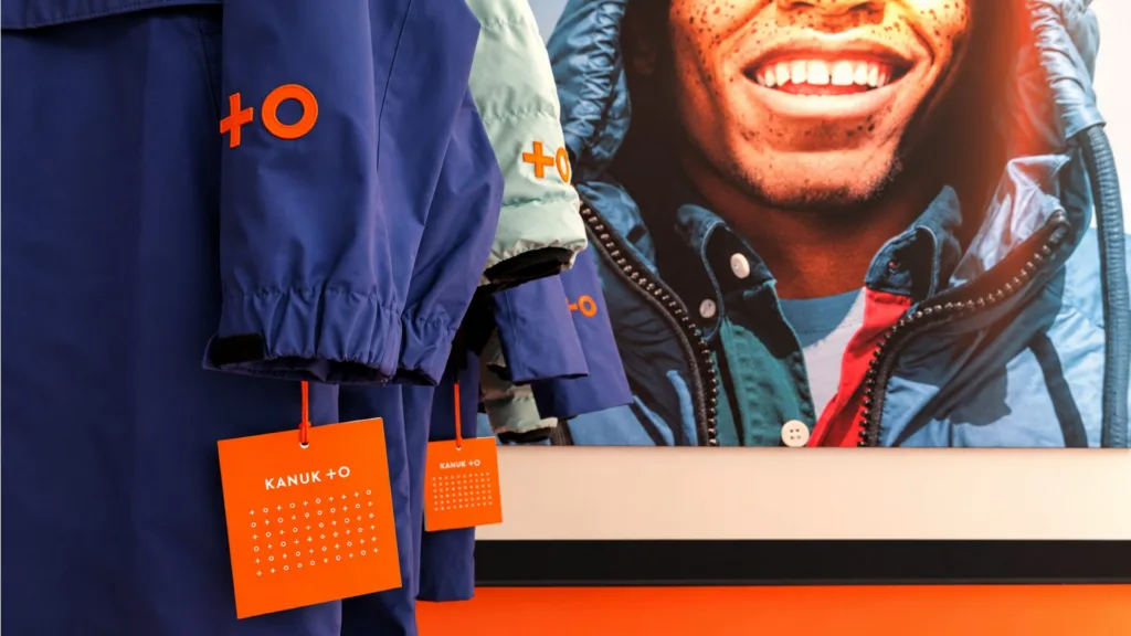 Manteaux bleus avec étiquettes orange KANUK + O