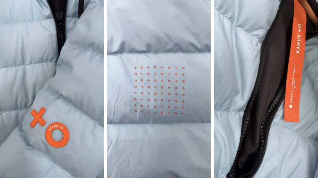 Détails d'un manteau bleu pâle avec motif + O et étiquette orange