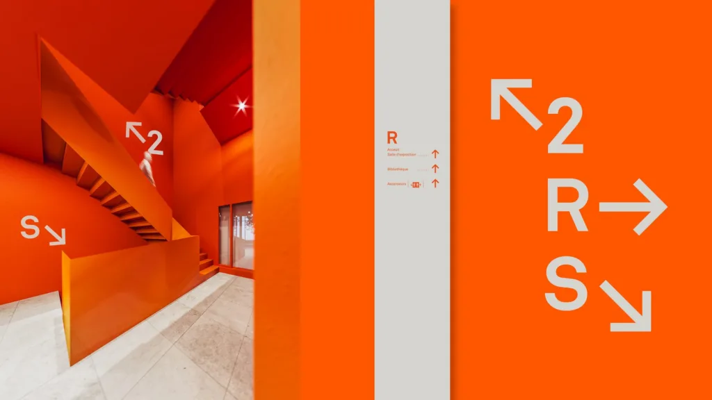 Escalier orange et signalétique d'étage orange