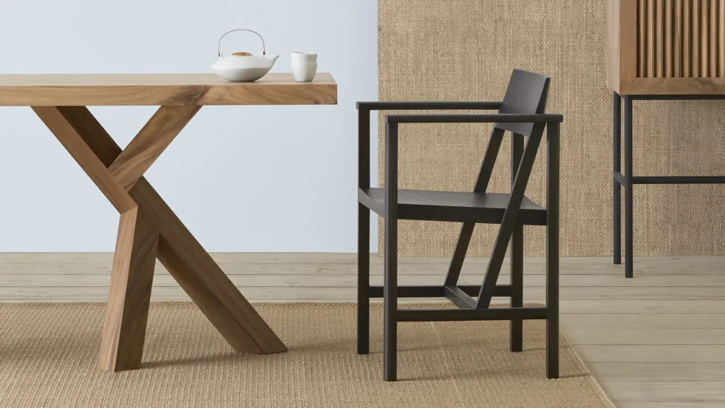 Table en bois aux pieds croisés et chaise noire, collection Japandi de Mobilia