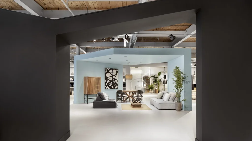 Kiosque Mobilia vu par une grande ouverture noire, dans un salon de design