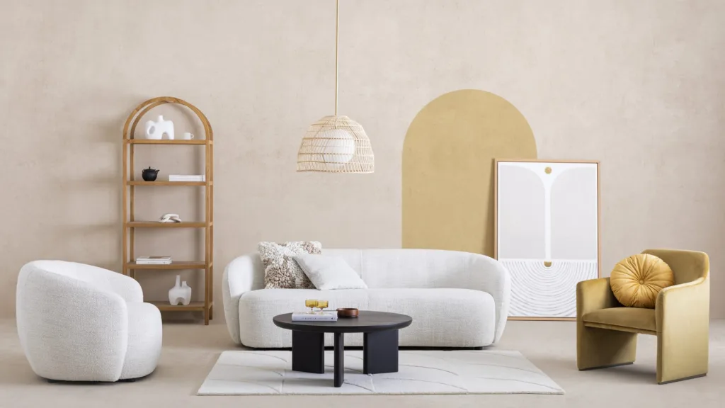 Salon aux tons beiges avec canapé blanc arrondi et arches dorées