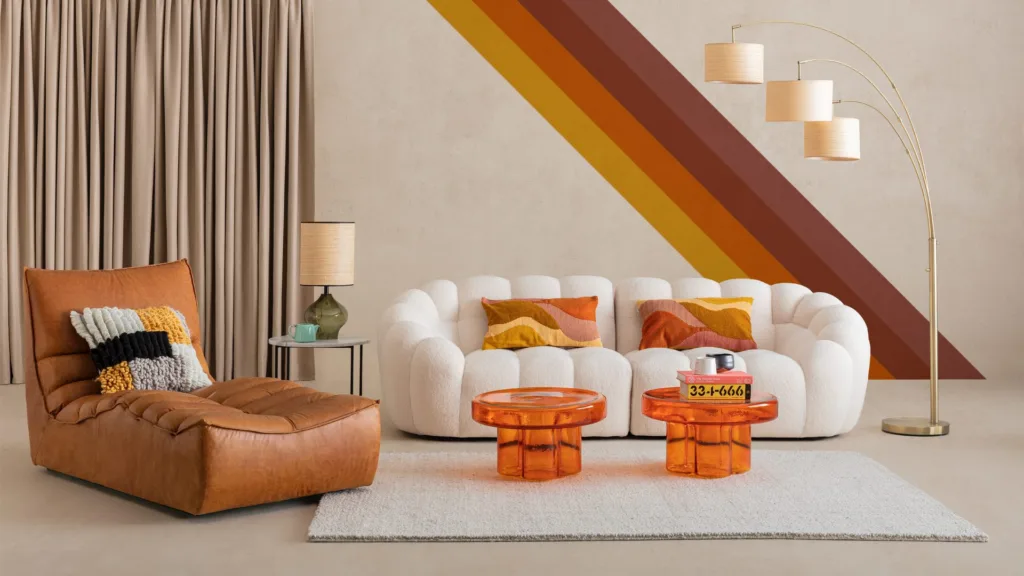 Salon rétro avec canapé blanc, chaise longue orange et bandes de couleur au mur