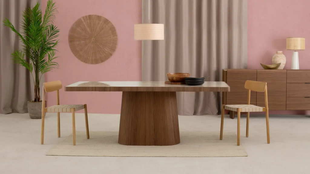 Salle à manger avec table en bois massif et mur rose