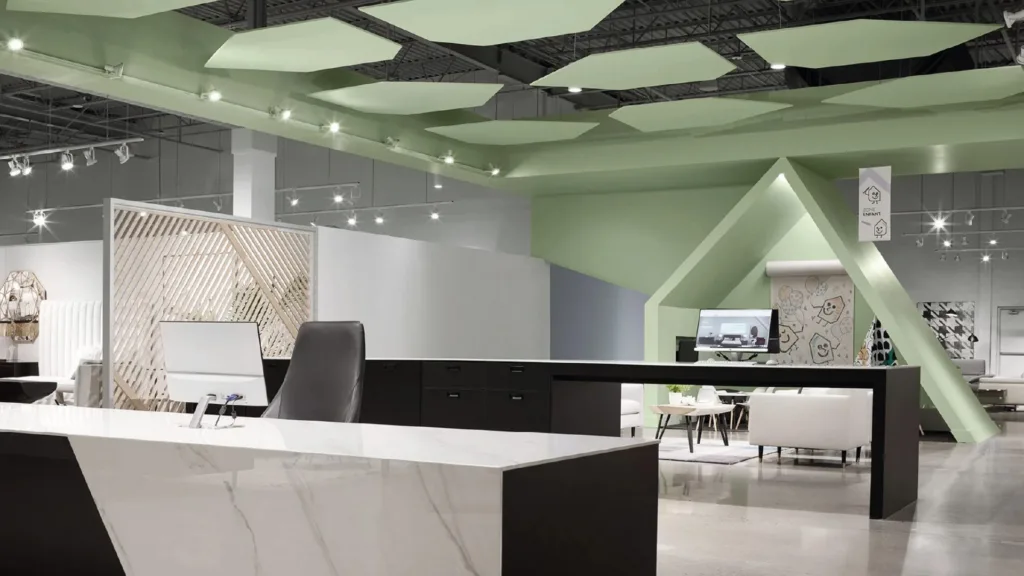 Comptoir d'un magasin Mobilia sous une grande structure en forme de toit