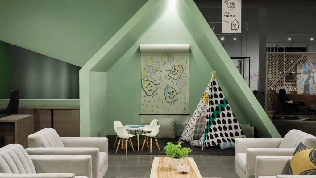 Salon d'exposition sous un toit vert, avec tente pour enfants