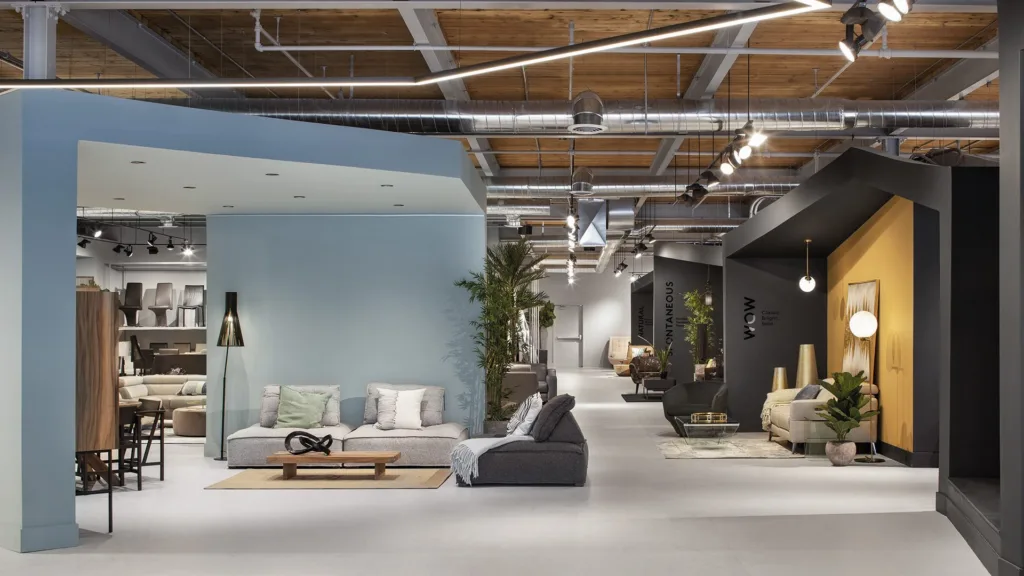 Magasin Mobilia avec zones de couleurs et mobilier exposé