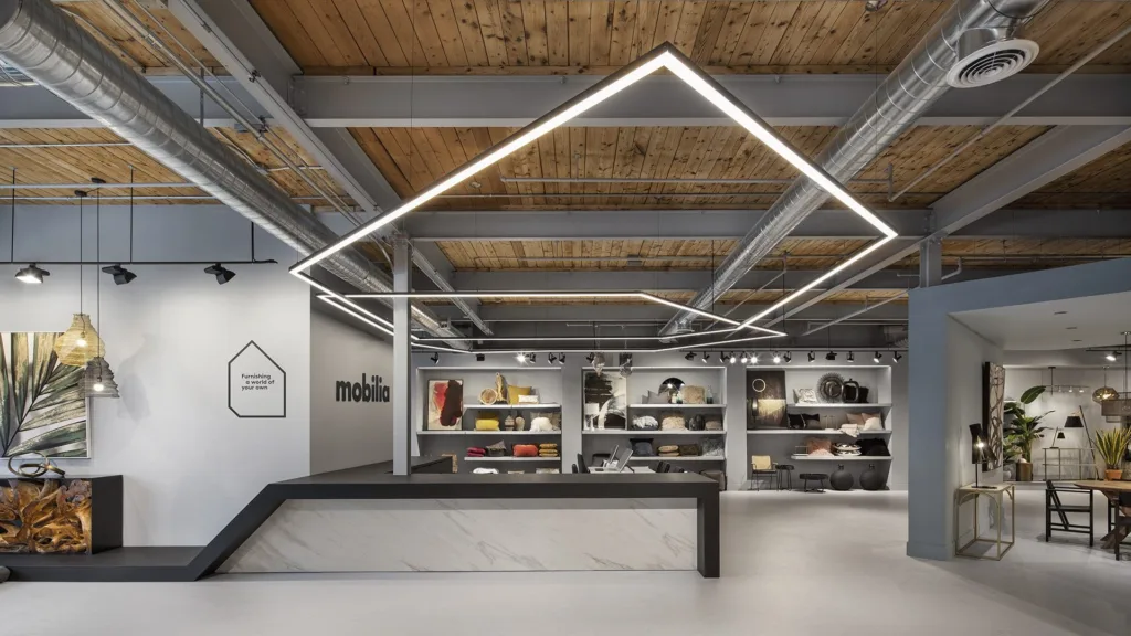 Magasin Mobilia sous une maison lumineuse suspendue au plafond