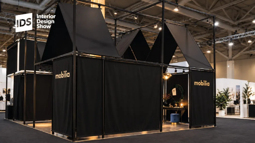 Kiosque Mobilia aux toits noirs pointus à l'Interior Design Show