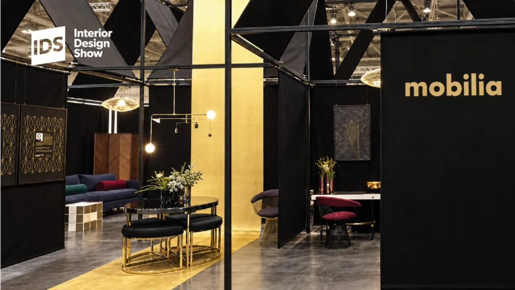 Intérieur noir et doré du kiosque Mobilia à l'Interior Design Show