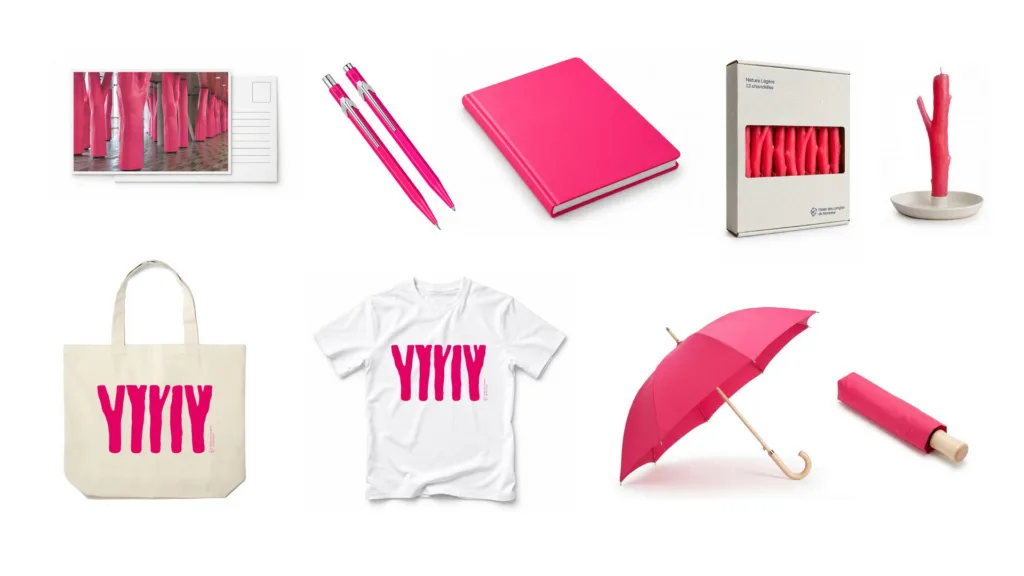 Produits dérivés roses : stylos, carnet, livre, sac, t-shirt et parapluie