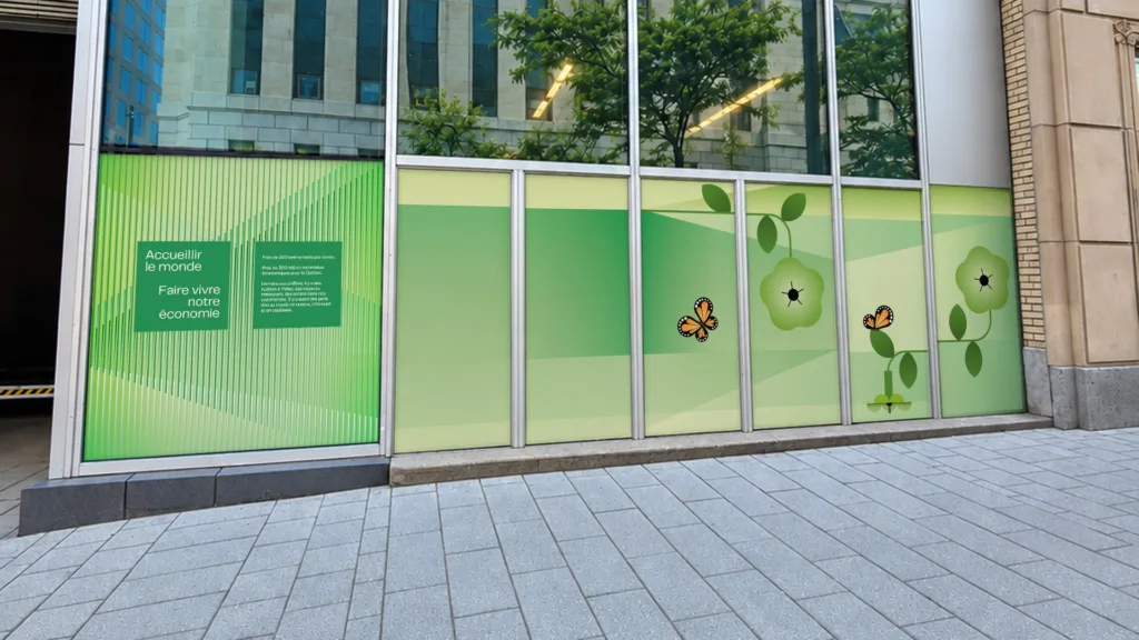 Vitrines vertes ornées de fleurs, vues du trottoir