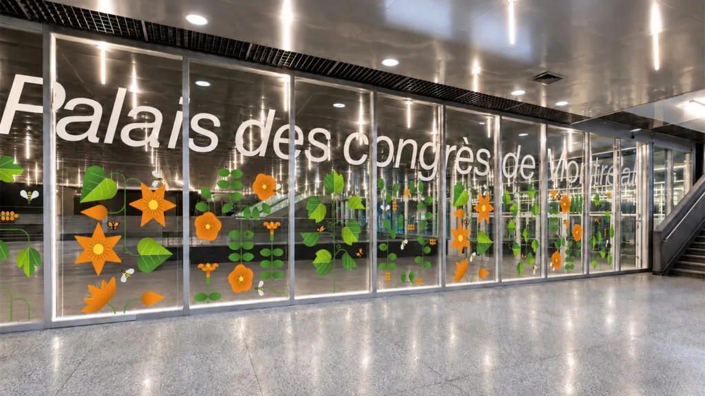 Vitrage « Palais des congrès de Montréal » décoré de fleurs orange et vertes