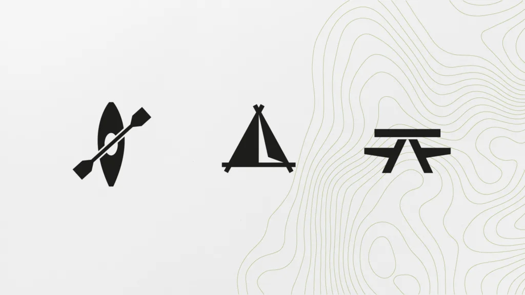 Trois pictogrammes SAIL : kayak, tente et table de pique-nique