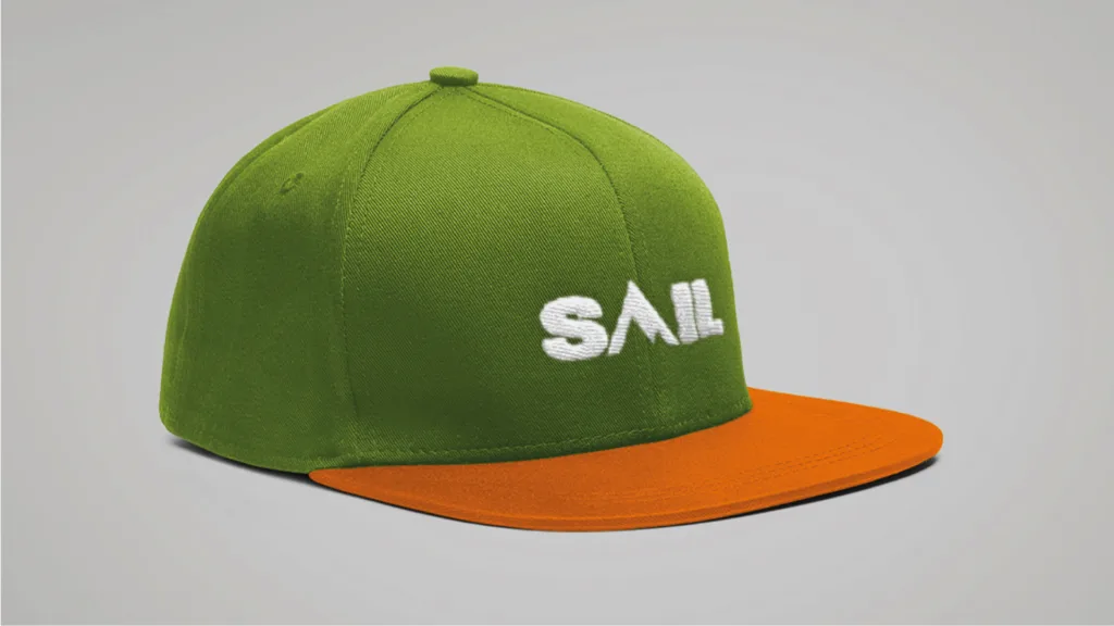Casquette verte à visière orange, au logo SAIL