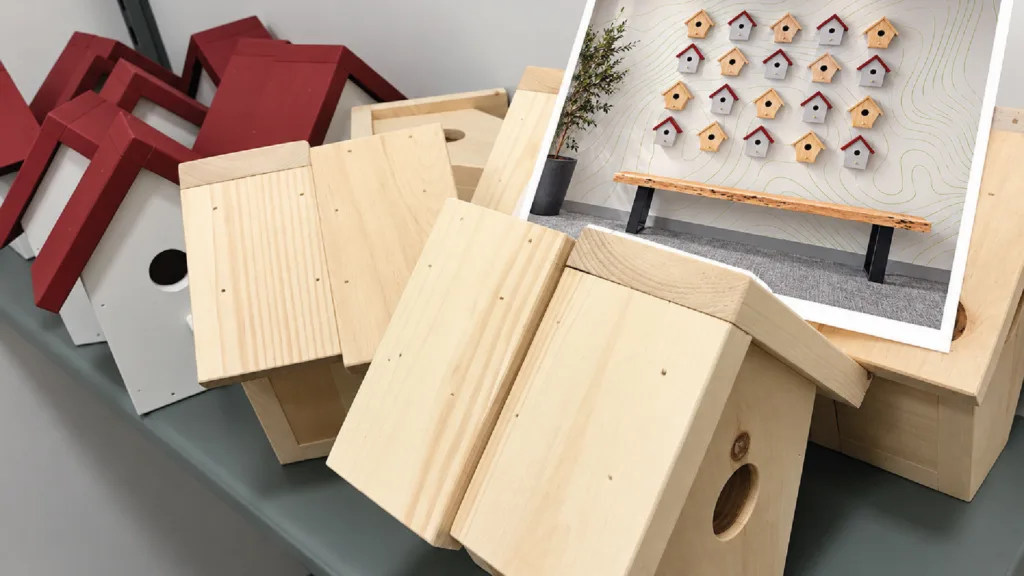 Nichoirs en bois et présentoir d'objets décoratifs