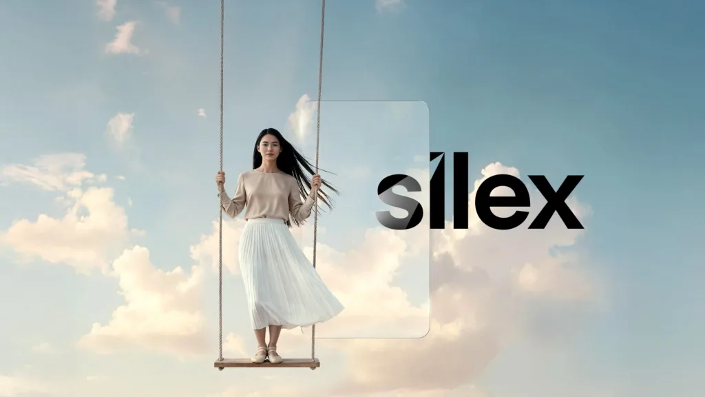 Femme sur une balançoire dans les nuages, à côté du logo Silex