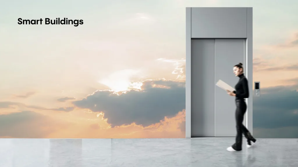 Femme sortant d'un ascenseur sur fond de ciel, titre « Smart Buildings »